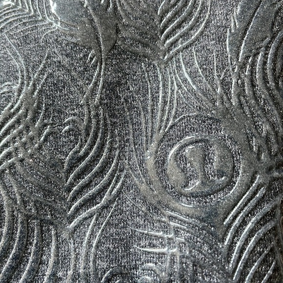 Sz2 Lululemon Vintage crops Heathered Black with Embossed Logo and feathers EUC - Picture 2 of 8